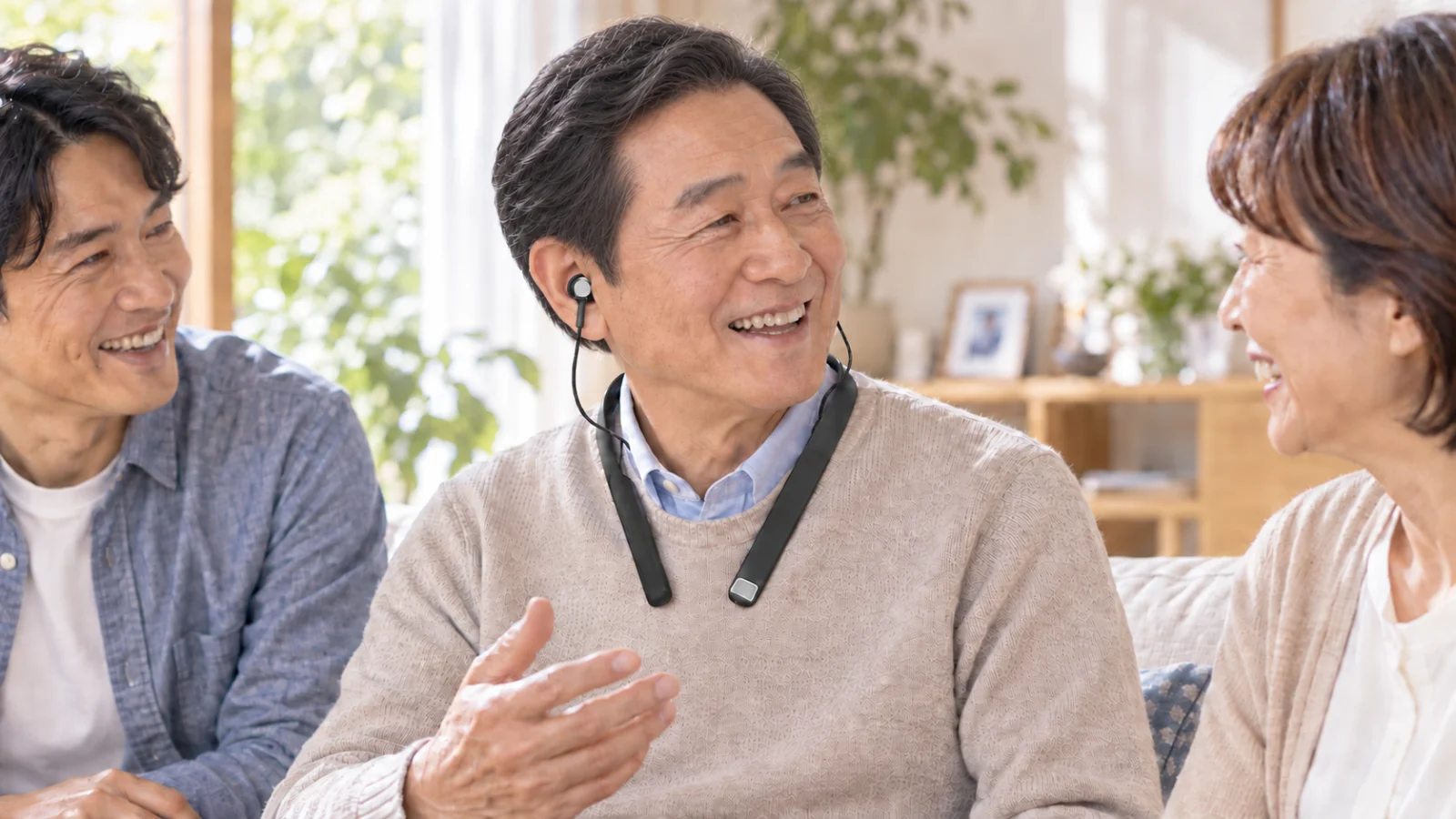 Vibone nezu 5 を着けて、ご家族と会話している様子
