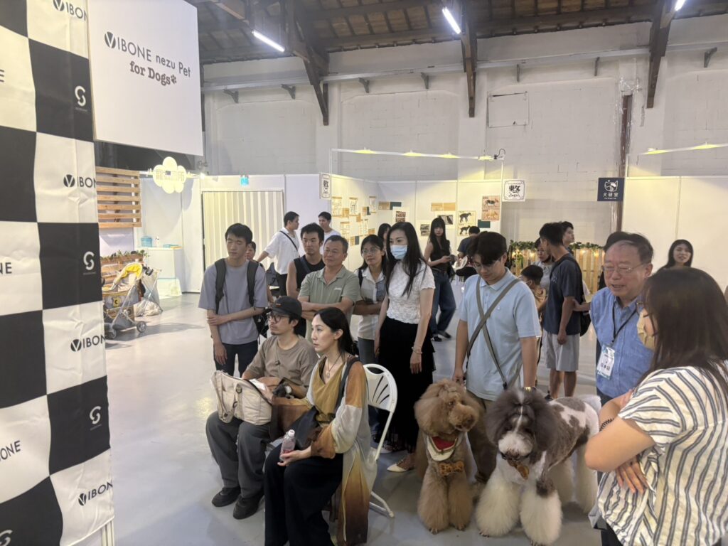 Vibone nezu Pet for Dogsの体験会のようす。ワンちゃんと飼い主さんが説明を聞いている